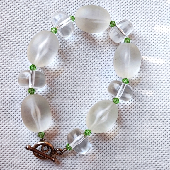 Frosted Oval Lucite Clear Lucite Doughnut Beads Kelly Green Bicone Bead Bracelet - Picture 1 of 8